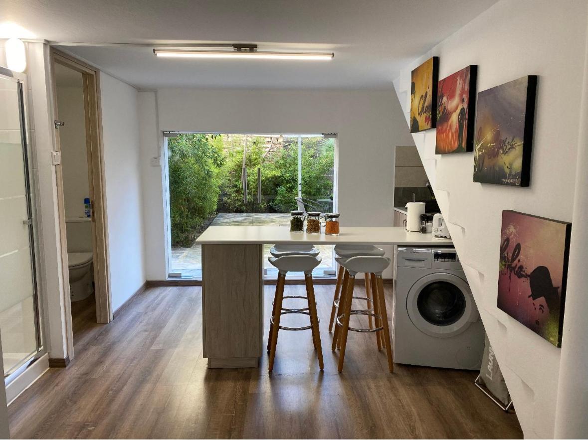 Modern City Center Appartment Saripolou Limassol Bagian luar foto